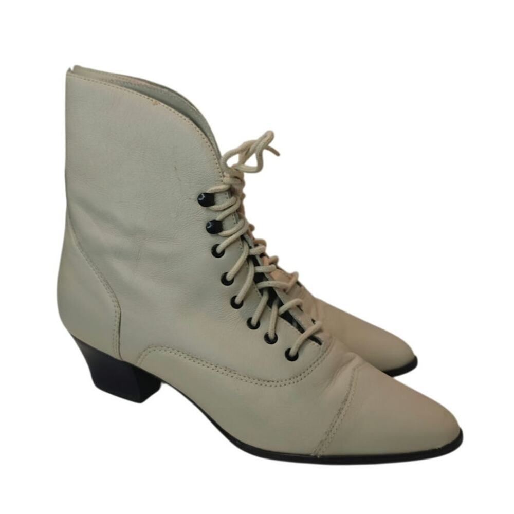Vintage Bass cream leather lace up boots sz 7.5